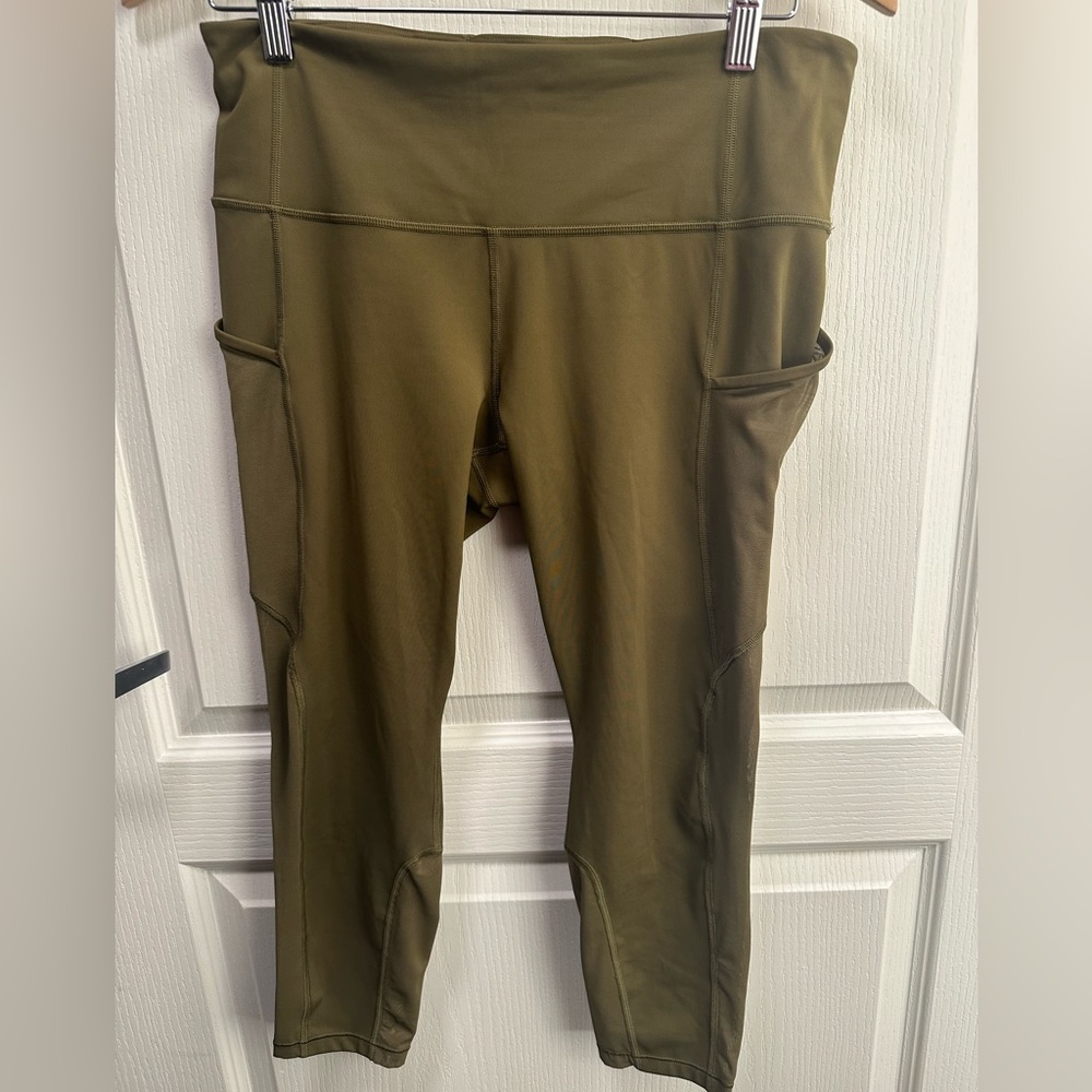 022 NWOT ATHLETA Ultimate Stash Mesh 7/8 Tight.  Size large.